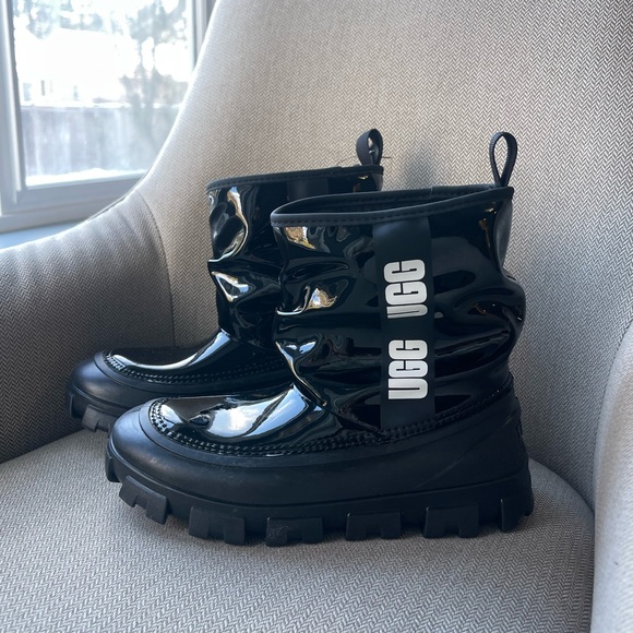 UGG 防水Classic Brellah Mini ブラック UGG CLASSIC BRELLAH MINI WATERPROOF BOOTIE IN BLACK – AKIRA